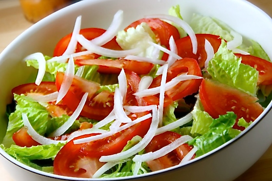 Ensalada de lechuga, tomate y cebolla